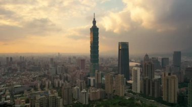 Tayvan 'ın Taipei şehrindeki İHA' ların hava görüntüsü 4K.