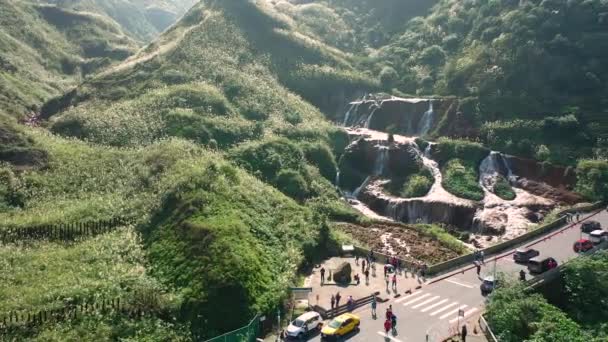 Filmagem Vista Aérea Por Drone Golden Waterfall Jiufen Taiwan — Vídeo de Stock