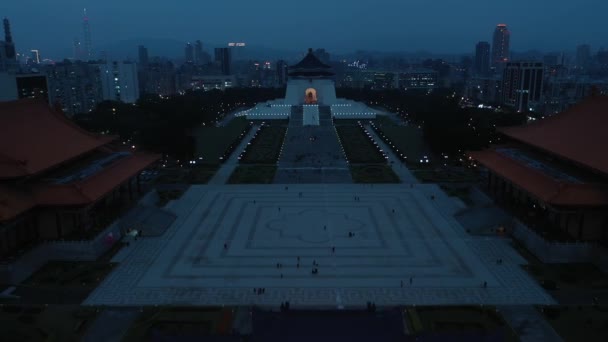 Luftaufnahme Aufnahmen Drohne Vom Eingangstor Der Chiang Kai Shek Memorial — Stockvideo