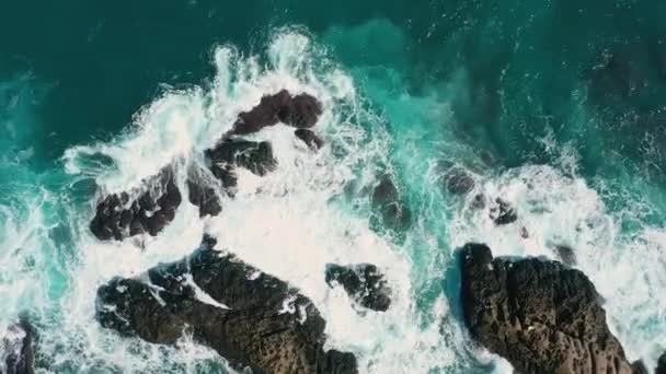 Vista Aérea Imágenes Por Dron Olas Azules Del Océano Rompen — Vídeos de Stock