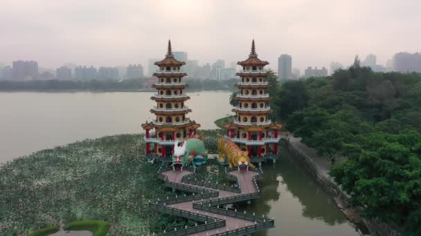 Dragon Tiger Pagodas Güney Kaohsiung Tayvan Daki Ünlü Binasının Hava — Stok video