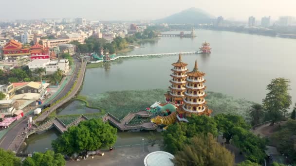 Съемка Воздуха Беспилотника Знаменитого Здания Dragon Tiger Pagodas Юге Гаосюна — стоковое видео