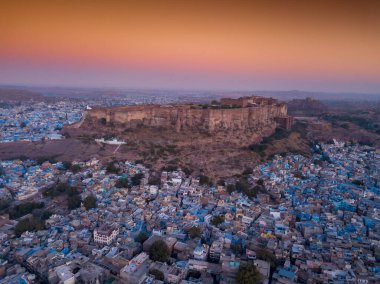 Mehrangarh Kalesi 'nin günbatımındaki hava manzarası' Mavi Şehir 'Jodhpur, Rajasthan Eyaleti Hindistan' ın üzerinde yer almaktadır..