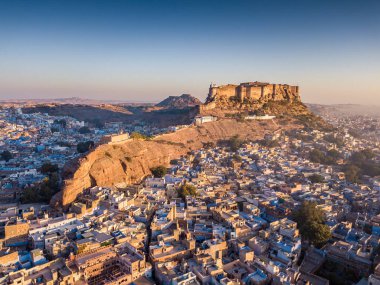 Mehrangarh Kalesi 'nin günbatımındaki hava manzarası' Mavi Şehir 'Jodhpur, Rajasthan Eyaleti Hindistan' ın üzerinde yer almaktadır..