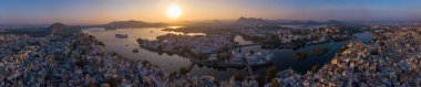 Udaipur Şehir Sarayı 'nın günbatımı Panorama Manzarası' ndaki hava manzarası. Udaipur, Hindistan