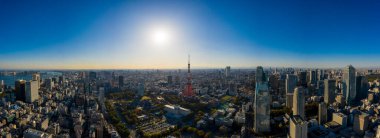 Tokyo şehrinin insansız hava aracı tarafından Japonya 'daki Tokyo kulesi ile hava manzarası.