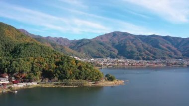 Güzel Japon insansız hava aracının havadan izlediği 4k video Kawaguchiko Gölü 'nde kırmızı yapraklı sonbahar.