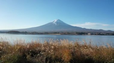 Japonya 'nın Kawaguchi Gölü' ndeki Fuji Dağı 'nın 4k hava görüntüsü.