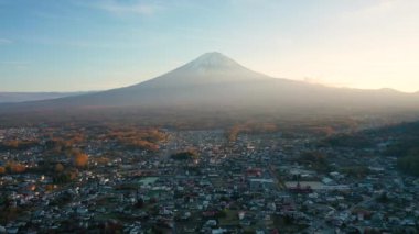 Japonya 'nın Kawaguchi Gölü' ndeki Fuji Dağı ve şehrinin insansız hava aracı 4k video görüntüleri..