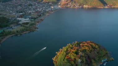 Güzel Japon insansız hava aracının havadan izlediği 4k video Kawaguchiko Gölü 'nde kırmızı yapraklı sonbahar.
