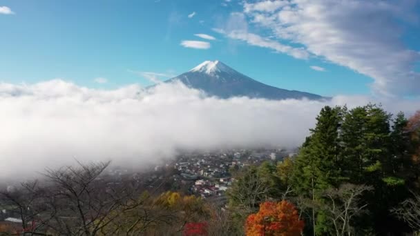 鸟瞰富士山的4K视频和鸟瞰日本山崎市Chureito塔后面的雾景 — 图库视频影像