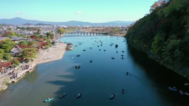 Flygfoto Med Drönare Katsura Älv Hösten Och Båtar Arashiyama Kyoto — Stockvideo