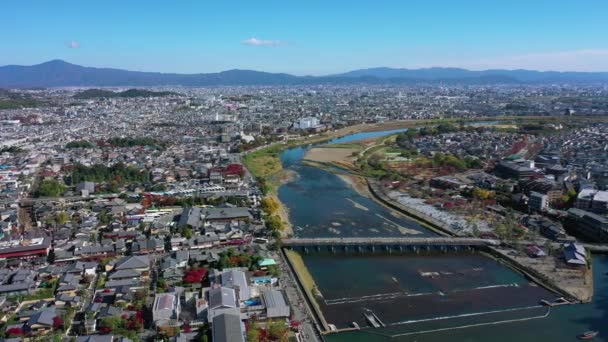 Luftaufnahme Drohne Des Flusses Katsura Herbst Und Boote Arashiyama Kyoto — Stockvideo