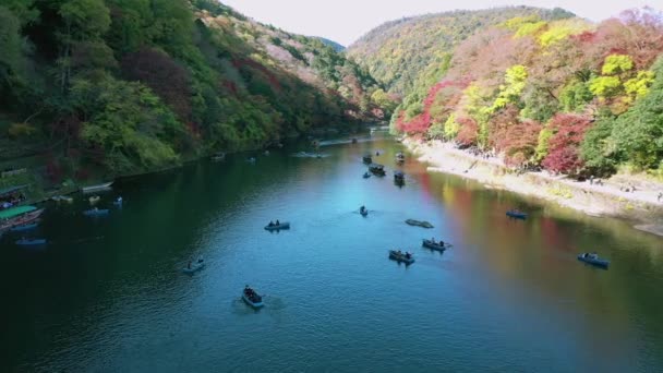 Luftaufnahme Drohne Des Flusses Katsura Herbst Und Boote Arashiyama Kyoto — Stockvideo