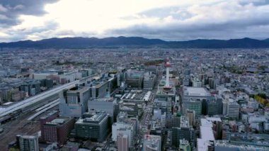 Kyoto kulesinin hava görüntüsü 4k video ve Japonya 'nın Kyoto şehrinde ufuk çizgisi manzaralı binalar. iyi akşamlar