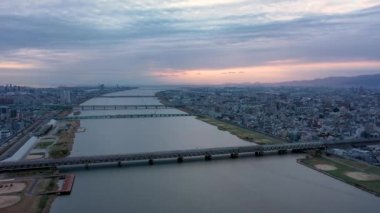 Nehir ve Japonya 'nın Osaka şehrinde yapılan hava görüntüsü 4k video..