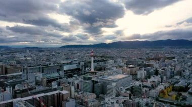 Kyoto kulesinin hava görüntüsü 4k video ve Japonya 'nın Kyoto şehrinde ufuk çizgisi manzaralı binalar. iyi akşamlar
