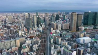 Japonya 'nın Osaka şehrindeki İHA' nın hava görüntüsü 4k video..