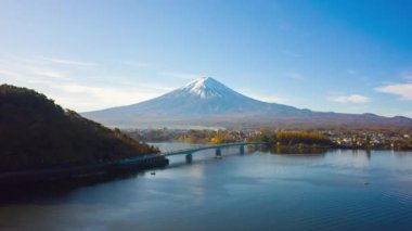 Japonya, Yamanashi 'deki Kawaguchiko Gölü' nde Fuji Dağı 'nın 4k' lik hava görüntüsü. Mt. İnsansız hava aracından Fujisan hipervanesi.