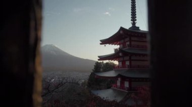 Chureito Pagoda 'nın 4K UHD videosu, günbatımında Fuji Dağı arka planda. Sola git.
