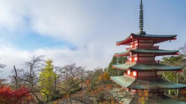 Fuji Dağı 'nın Chureito Pagoda ile birlikte sonbaharda gündoğumunda 4K zaman aşımı, Fujiyoshida, Japonya, sabah.