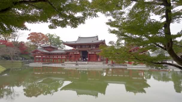 Rekaman Kuil Byodoin Byodo Dengan Daun Musim Gugur Kota Uji — Stok Video