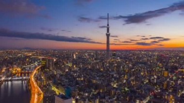 Tokyo şehrinin Tokyo, Japonya 'da gündoğumunda çekilen 4k' lık hava görüntüsü hızlandırıldı. (Bulanık metin ve logo.