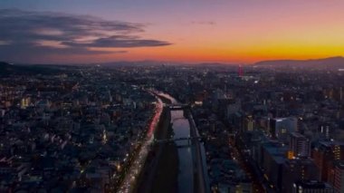 Kyoto City 'de Kyoto, Japonya' da günbatımında yapılan 4k 'lık hava görüntüsü.