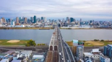 Japonya 'nın Osaka şehrinde 4K' lık otoyol ve bina görüntüsü.