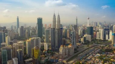 Kuala Lumpur şehir merkezinin şafak vakti Federal Bölge, Malezya 'daki ufuk çizgisine bakan 4k' lık hava görüntüsü. petronas ikiz kuleleri hiper hata.