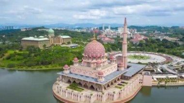 Putra Camii ve Perdana Putra Putrajaya Malezya ile birlikte Putra Meydanı 'nın 4k' lik hava görüntüsü. İHA 'dan hiper hata.