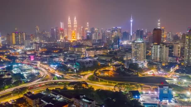 マレーシア連邦準州の都市のスカイラインを見下ろす夜明けの間にクアラルンプール市内中心部のビューの空中ビューのハイパーラプス4Kビデオ ペトロナス ツインタワー超高層ビル — ストック動画