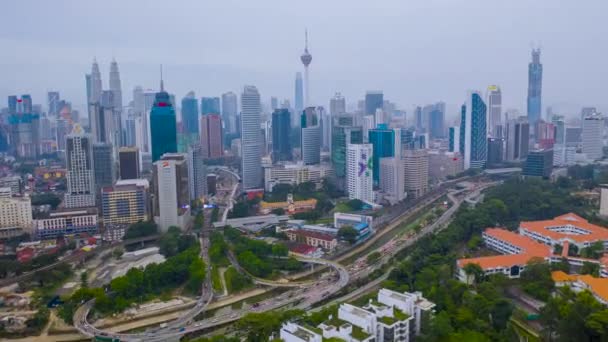 말레이시아에서 하늘을 내려다 쿠알라룸푸르 풍경의 하이퍼 페트로나스 쌍둥이 빌딩의 — 비디오