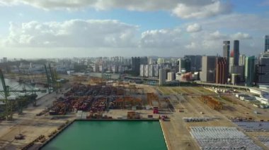 Singapur Limanı 'ndaki konteynırların 4k görüntüsü. Singapur 'da Nakliye Terminali