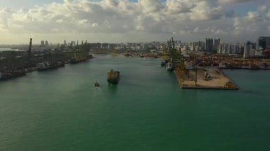 Singapur Limanı 'ndaki konteynırların 4k görüntüsü. Singapur 'da Nakliye Terminali