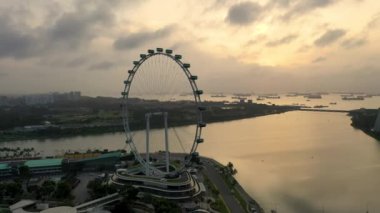 Singapur şehrinin Marina Bay Singapur Skyline 'daki 4k insansız hava aracı görüntüsü
