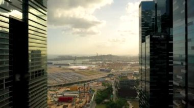 İnsansız hava aracı görüntüsü 4k Singapur şehir ve konteynır terminalindeki binaların görüntüleri.