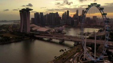 Singapur şehrinin Marina Bay Singapur Skyline 'daki 4k insansız hava aracı görüntüsü
