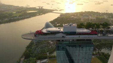 Singapur şehrinin Marina Bay Singapur Skyline 'daki 4k insansız hava aracı görüntüsü