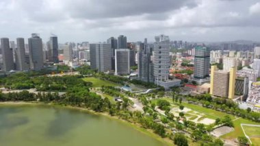 Singapur Gökdelenleri 'nin 4k' lık insansız hava görüntüsü. Singapur Şirketler Ofisi. Marina Körfezindeki Merkez İş Bölgesi