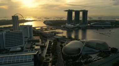 Singapur şehrinin Marina Bay Singapur Skyline 'daki 4k insansız hava aracı görüntüsü