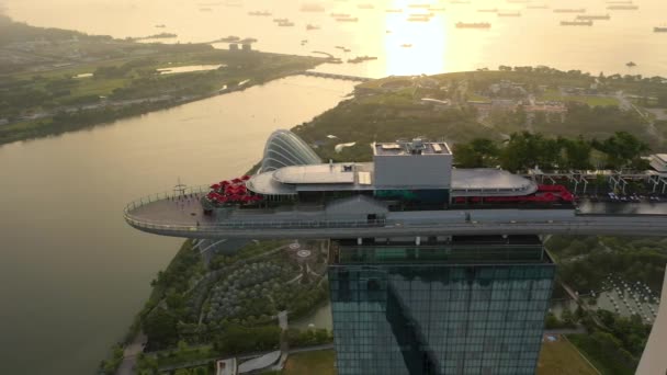 位于新加坡港湾的新加坡城天际线的航拍图像4K — 图库视频影像