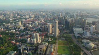 Singapur Gökdelenleri 'nin 4k' lık insansız hava görüntüsü. Singapur Şirketler Ofisi. Marina Körfezindeki Merkez İş Bölgesi