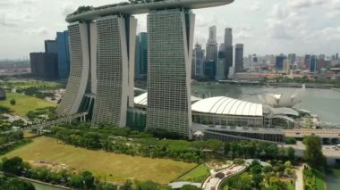 İHA Hava Görüntüsü 4K Gardens By The Bay, Skyline Singapur 'a doğru uçuyor. Singapur 'daki Marina Körfezi.