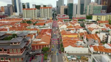 Drone Aerial view 4k video görüntüsü Çin Mahallesi Skyline in the Morning Show a mix of Geleneksel Shophouses and Modern Buildings. Singapur 'daki Buda Dişi Tarihi Tapınağı.
