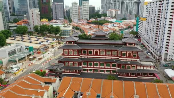黎明时分的唐人街天际线 的无人机航景4K段 展示了传统购物中心和现代建筑的混合 新加坡佛牙文物寺 — 图库视频影像