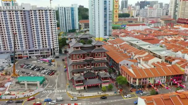 黎明时分的唐人街天际线 的无人机航景4K段 展示了传统购物中心和现代建筑的混合 新加坡佛牙文物寺 — 图库视频影像