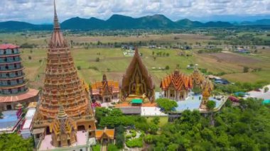 Kaplan Mağarası Tapınağı (Wat Tham Suea), Tayland 'ın en ilginç ve en güzel tapınaklarından biridir ve Kanchanaburi' nin açık ara en güzellerinden biridir..