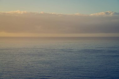 Okyanus ufuk günbatımı sırasında güzel renkler ile