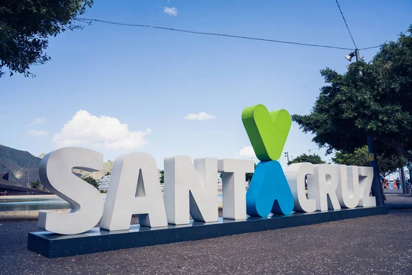 Santa Cruz, Tenerife. Santa Cruz işareti şehir merkezinde.
